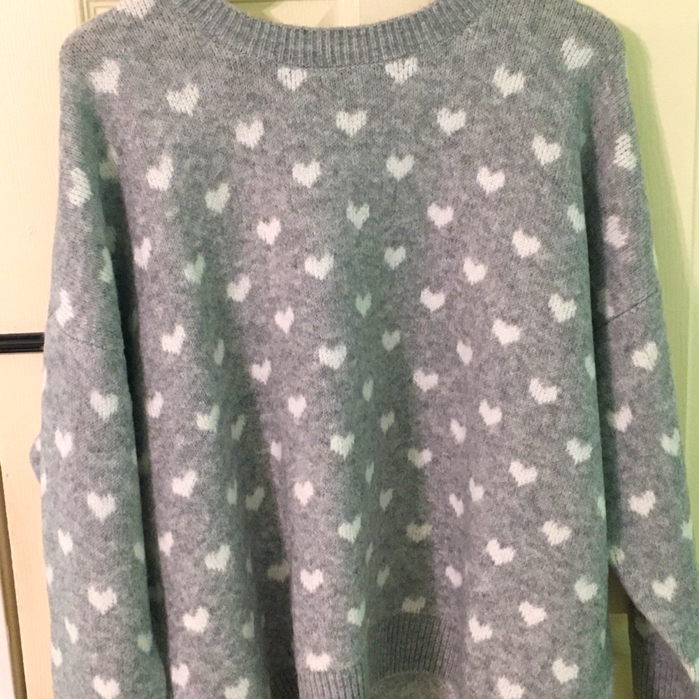 Women’s Vince Camuto sweater in light gray with white hearts. US large.